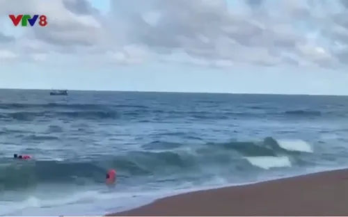 Nguy hiểm tắm biển trong mùa biển động