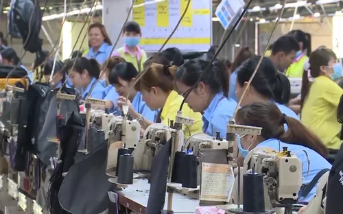 TP Hồ Chí Minh hỗ trợ 13.000 công nhân khó khăn, bị giảm giờ làm