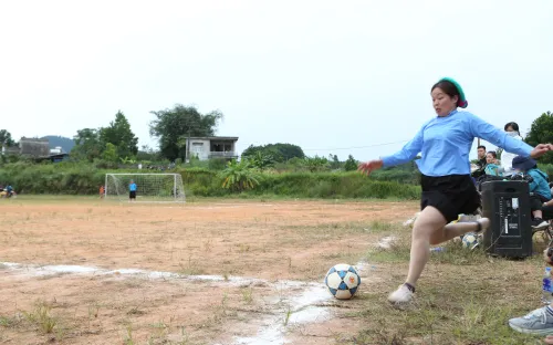 Độc đáo tình yêu bóng đá của phụ nữ Bình Liêu tỉnh Quảng Ninh