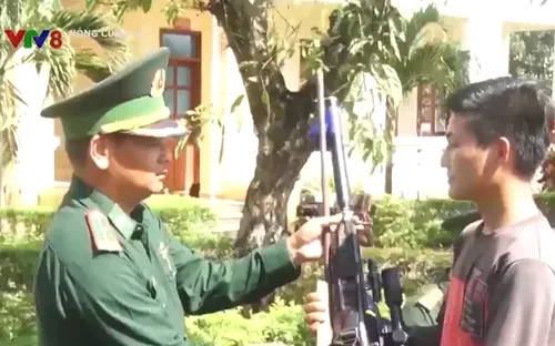 Bộ đội Biên phòng Kon Tum đẩy mạnh tuyên truyền, tiếp nhận vũ khí tự chế