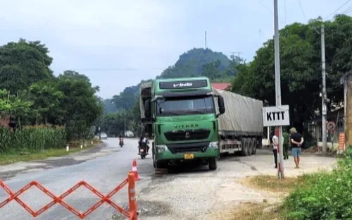 Tạm giữ hình sự tài xế xe container chở quá tải, chống người thi hành công vụ