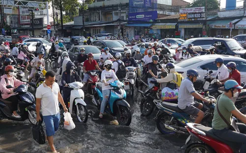 Triều cường tràn vào bệnh viện, người dân bì bõm đi làm ngày đầu tuần ở Cần Thơ
