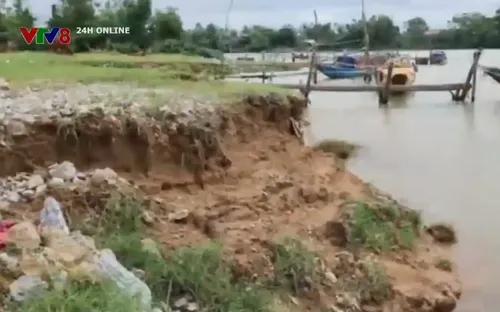 Nhiều tuyến đê, kè dọc sông Gianh bị sạt lở
