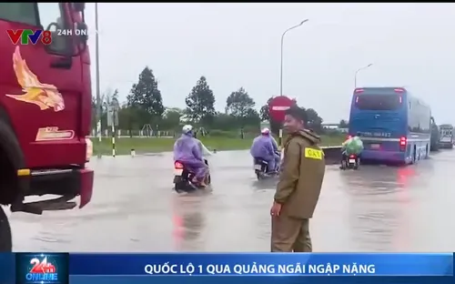 Quốc lộ 1 đoạn qua xã Tịnh Phong, huyện Sơn Tịnh ngập nặng