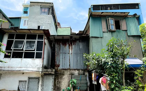 Khu trọ xập xệ, người lao động lo lắng dịch sốt xuất huyết hoành hành