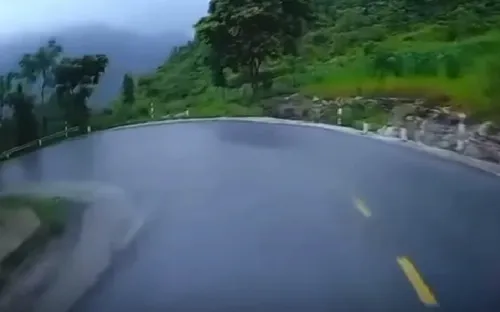 Xe khách suýt lao xuống vực vì không giảm tốc độ khi vào cua