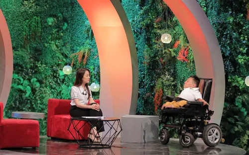 Trạm yêu thương: Chàng trai xương thuỷ tinh bảo vệ an ninh khu xóm