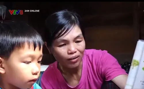 Đảng viên hỗ trợ học sinh nghèo đến trường