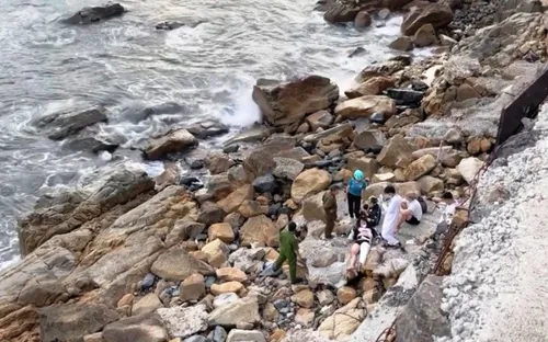 Leo ra mỏm đá nguy hiểm để chụp ảnh, cô gái bị rơi xuống vực