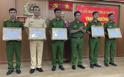 Khen thưởng công an Quảng Ngãi bắt 2 đối tượng nổ súng bắn 2 nữ công nhân môi trường