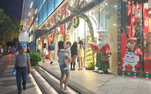 Trung tâm thương mại, quán cafe tại TP Hồ Chí Minh trang hoàng Giáng Sinh sớm để hút khách
