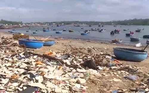 Ô nhiễm rác thải tại khu vực ven biển Quảng Ngãi