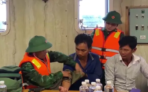 Thừa Thiên Huế: Cứu hộ 2 thuyền viên gặp nạn trên biển
