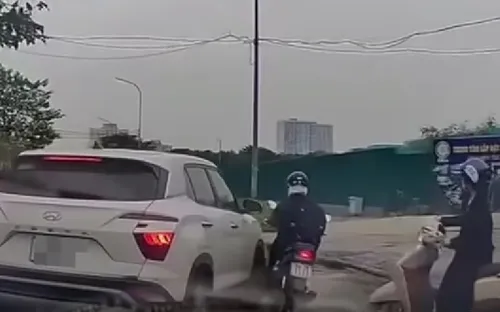 Ô tô tạt ngang không bật xi-nhan va chạm xe máy vượt ẩu