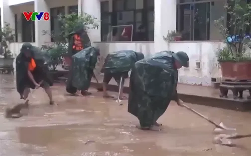 Bộ đội giúp dân ứng phó với mưa lũ