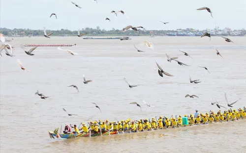 Lễ hội đua thuyền và cúng trăng tại Campuchia