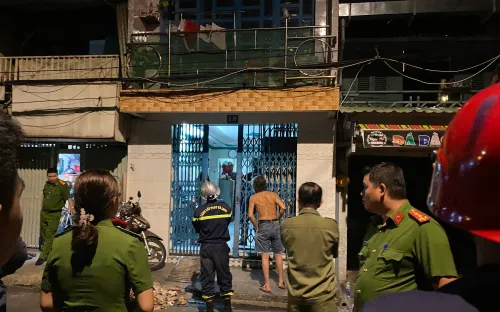 Xuyên đêm phá tường giải cứu nam thanh niên kẹt trong khe hở giữa hai nhà dân