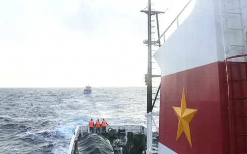 Lai dắt tàu cá hỏng máy cùng 14 ngư dân vào bờ an toàn