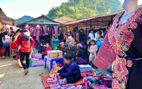 Dạo chợ phiên rực rỡ sắc màu của người Mông ở Pà Cò, Mai Châu