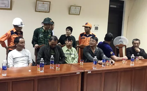 Cứu 2 thuyền viên mất tích, đưa vào bờ an toàn