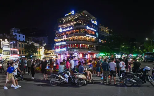 Phố đi bộ hồ Gươm: Không gian nghệ thuật cộng đồng