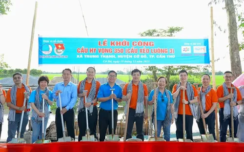 Khởi công cây cầu thứ 350 và trao tặng 3 thư viện điện tử tại Cần Thơ