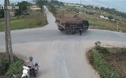 Tránh học sinh phóng nhanh qua ngã tư, ô tô tải lao xuống ruộng