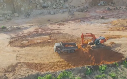 Mỏ vật liệu phục vụ thi công cao tốc bị khai thác và "tuồng đất" trái phép