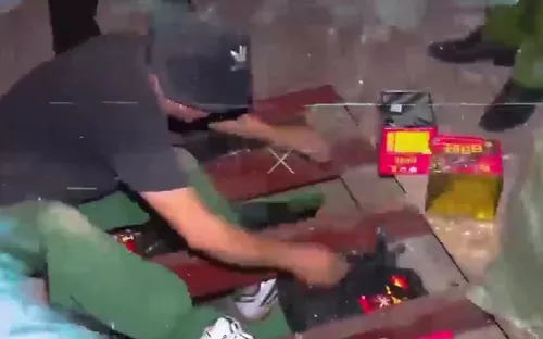 Hàng tấn pháo ngụy trang dưới lớp hành khô trong xe đầu kéo