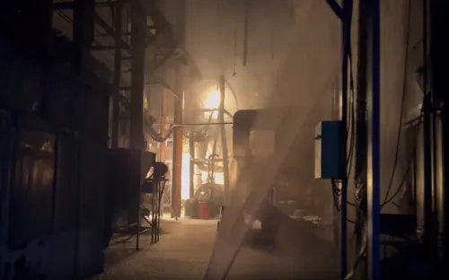 Lửa bất ngờ bùng bên trong công ty dệt, nhuộm vải ở Bình Dương