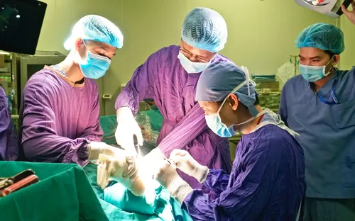 Phẫu thuật thành công cho chiến sĩ cảnh sát giao thông bị nam thanh niên đâm gãy chân