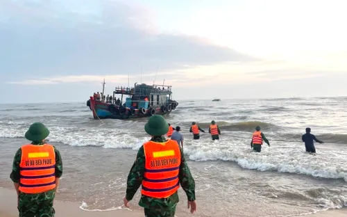Cứu nạn 2 tàu cá mắc cạn tại cửa biển Nhật Lệ