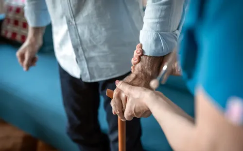 Tại sao nguy cơ bị ngã xảy ra cao hơn ở người lớn tuổi?