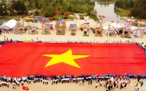 Lễ chào cờ đặc biệt với lá cờ lớn nhất Việt Nam