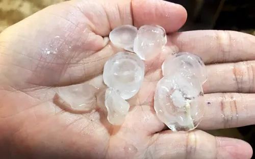 Mưa đá lớn bất ngờ xuất hiện tại nhiều nơi ở Quảng Nam