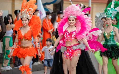 Thành phố Đồng Hới rực rỡ sắc màu lễ hội