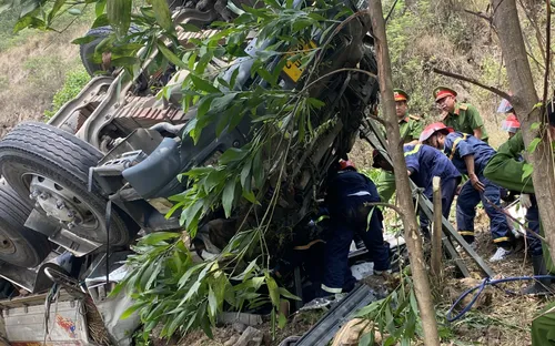 Lật xe tải chở dưa, ít nhất 3 người tử vong, nhiều người bị thương