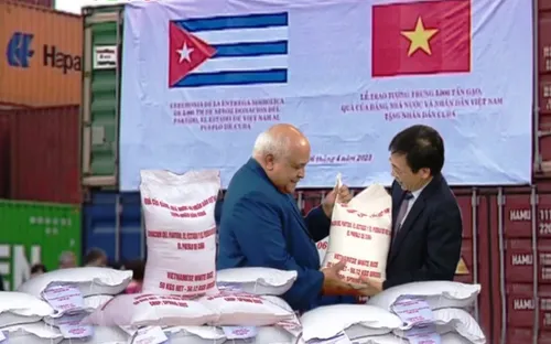 Việt Nam tặng Cuba 5.000 tấn gạo