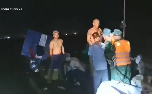 Truy bắt tàu đánh cá trái phép tại biển Cửa Đại