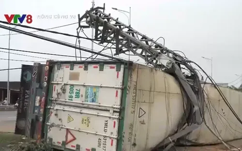 Xe container tông cột điện, hơn 2000 hộ dân mất điện