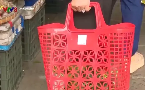 Đi chợ bằng giỏ để hạn chế rác thải nhựa