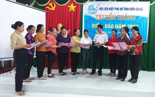 Vùng 5 Hải quân phối hợp tuyên truyền về biển, đảo tại Kiên Giang