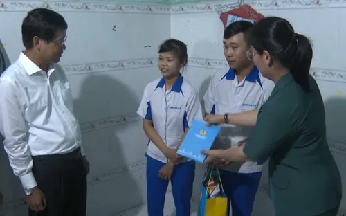 Đà Nẵng: Tặng quà cho công nhân