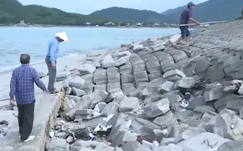 Hà Tĩnh: Sạt lở kè biển kéo dài 500 mét, người dân lo lắng