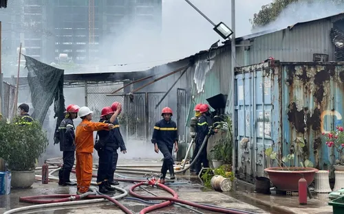 Cháy lớn tại xưởng bánh kẹo ở TP Thủ Đức