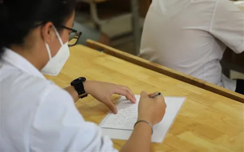 Trường học tổ chức thi nhầm ngày khiến 10.000 học sinh thi lại bị phạt 8,5 triệu đồng