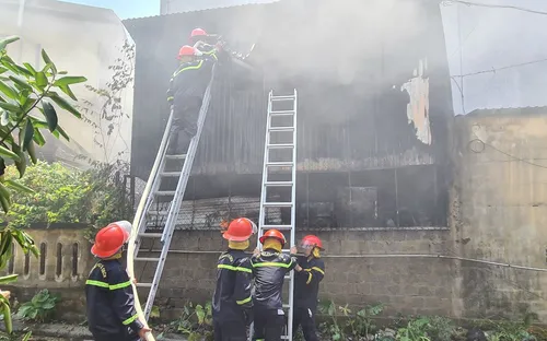 Cháy lớn thiêu rụi quán cháo gà ở thành phố Đồng Hới