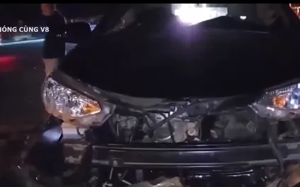 Ô tô lao vào vòng xoay đang thi công khiến 4 người thương vong