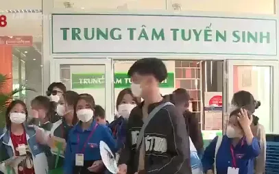 Định hướng ngành nghề qua hoạt động tiếp sức mùa thi