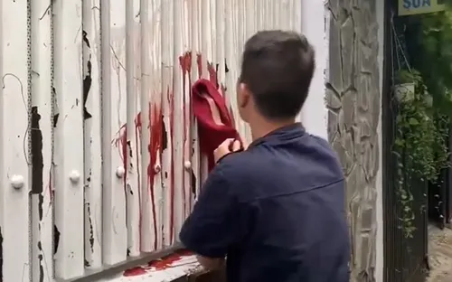 Buộc đối tượng đòi nợ kiểu "khủng bố" phải lau sạch vết tạt sơn trước nhà nạn nhân